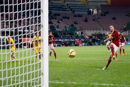 ميلان يهزم ضيفه بارما الجريح بثلاثية