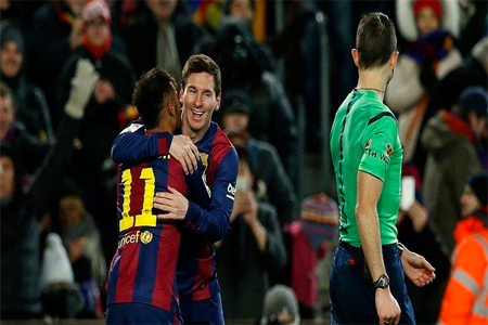 برشلونة يغرق الغواصة الصفراء في المياه الكاتالونية