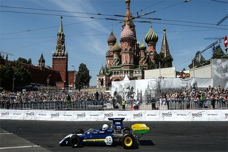 صورة من الأرشيف من السباق الاستغراضي "Moscow City Racing" بالقرب من الكرملين