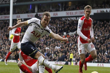 مهاجم توتنهام هاري كين يسجل في شباك أرسنال