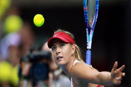 شارابوفا تسدد الكرة ضد البولندية أنيسكا رادفانسكا في كأس الاتحاد