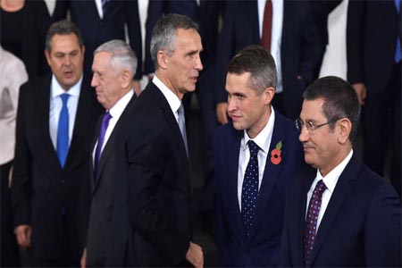 ينس ستولتنبرغ في اجتماع وزراء دفاع الدول الأعضاء في الناتو