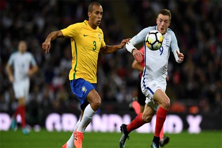 فاردي وميراندا في قتال على الكرة