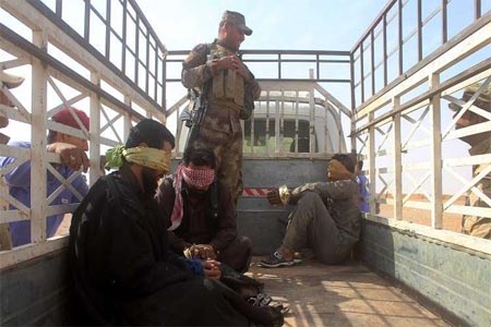 القوات العراقية تعتقل أشخاصا يشتبه بانتمائهم لتنظيم داعش غربي الأنبار (صورة من الأرشيف)