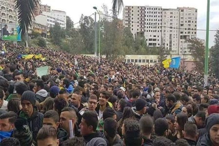 طلبة الجامعات قادوا الاحتجاجات الشعبية بشأن اللغة الأمازيغية