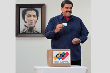 مادورو يدلي بصوته في الانتخابات المحلية التي فاز بها انصاره