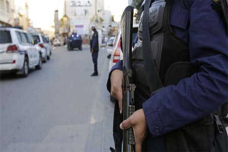 عنصر من قوات الأمن السعودية في القطيف