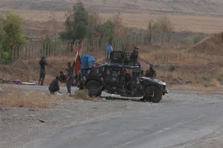 قوات من الحشد الشعبي على الحدود بين سوريا والعراق