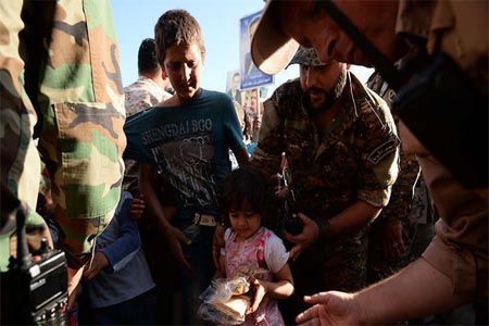 توزيع مساعدات غذائية روسية على مدنيين في سوريا (أرشيف)