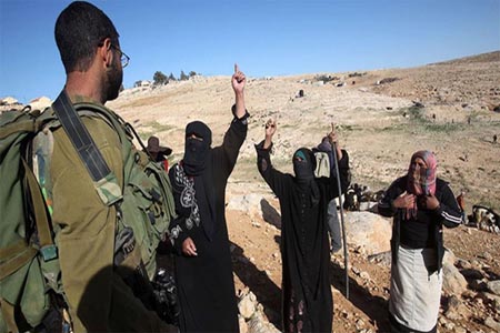 مجموعة من المستوطنين بحماية الجيش الإسرائيلي يعتدون على المزارعين الفلسطينيين في أراضيهم