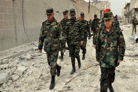 العماد علي عبد الله أيوب يقوم بجولة ميدانية تفقد خلالها القوات السورية في حلب وريفها