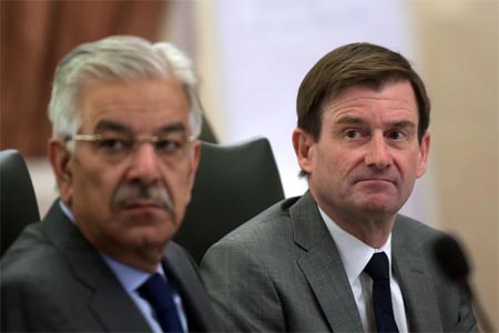 السفير الاميركي لدى باكستان ديفيد هيل (يمين) ووزير الخارجية الباكستاني خواجا آصف (يسار)- صورة من الارشيف