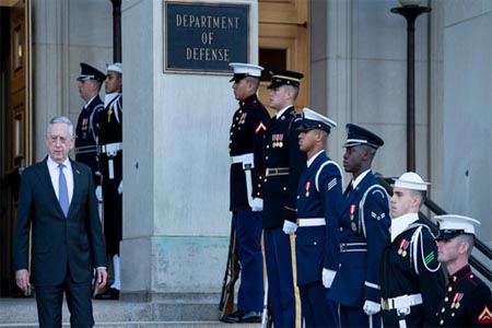 وزير الدفاع الأميركي جيمس ماتيس على مدخل البنتاغون