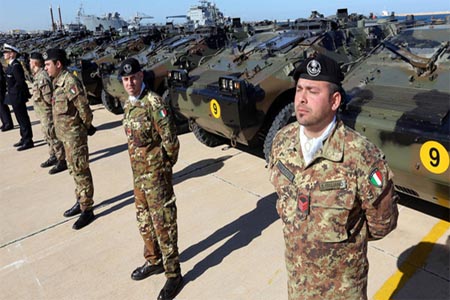 جنود إيطاليون في معسكر بليبيا لتسليم الجيش الوطني الليبي دبابات (أرشيفية)