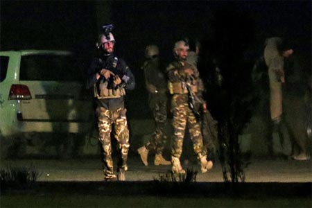 القوات الأفغانية بموقع الهجوم