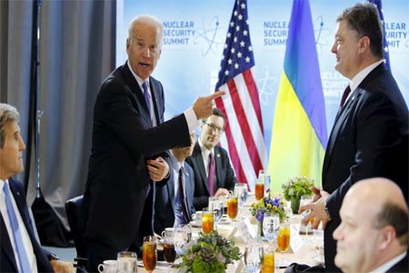 The US Vice President Joe Biden (L) jokes that Ukraine's President Petro Poroshenko (R) is buying lunch, before sitting down to their bilateral meeting at the Nuclear Security Summit in Washington March 31, 2016.
