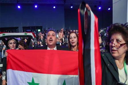 مشاركون يحملون أعلام سوريا في مؤتمر الحوار الوطني السوري بسوتشي، 30/1/2018