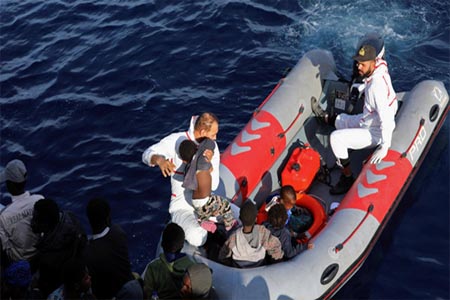 قوارب تحمل مهاجرين