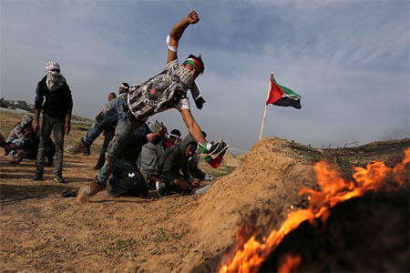 Palestinian demonstrators clash with Israeli troops in southern Gaza Strip February 9, 2018.