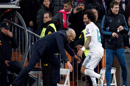 فرحة مارسيلو مع مدربه زيدان بعد إحرازه الهدف الثالث في شباك باريس سان جيرمان