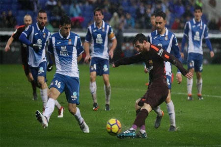 انتصر برشلونة في 18 لقاء وتعادل في 4