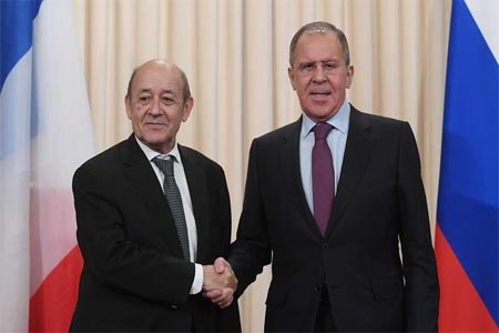 سيرغي لافروف وجان إيف لودريان أثناء مؤتمر صحفي مشترك في موسكو