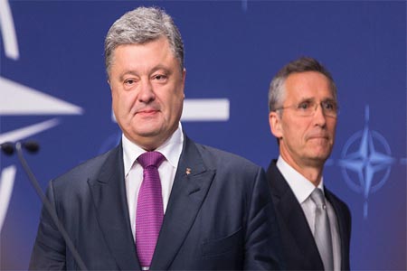 Secretary General of NATO, Jens Stoltenberg (R) and President of Ukraine, Petro Poroshenko (L).