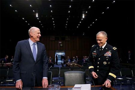 مدير المخابرات العسكرية الأمريكية الجنرال روبرت آشلي ومدير الاستخبارات الوطنية الأمريكية دانيل كوتس