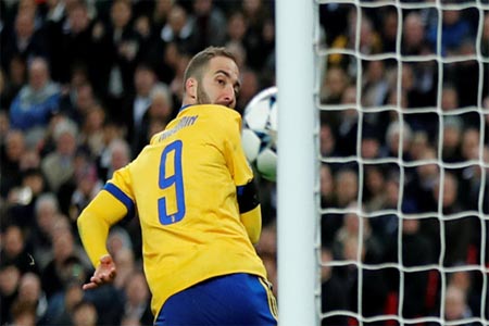 هيغواين محرزا الهدف الأول