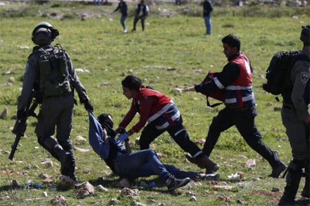 حين يطلب المسعفون الفلسطينيون من يسعفهم!