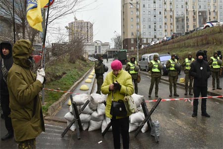 قوات أمن أوكرانية وعناصر من جماعات قومية متطرفة يغلقون الطريق إلى القنصلية الروسية في أوديسا