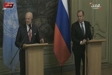 وزير الخارجية الروسي سيرغي لافروف والمبعوث الأممي ستيفان دي ميستورا