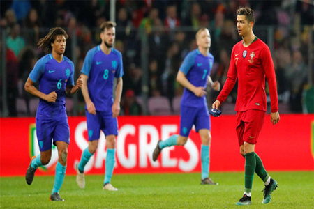 رونالدو متحسرا خلال مواجهة منتخب بلاده أمام هولندا