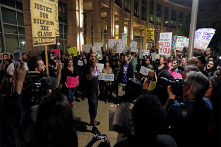 مشاركون في احتجاج ضد قتل شاب أسود أعزل على يد الشرطة في كاليفورنيا