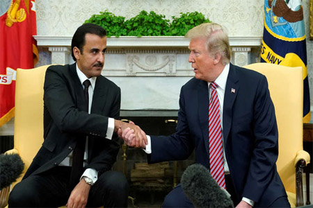 أمير قطر، الشيخ تميم بن حمد آل ثاني، خلال لقائه في البيت الأبيض الرئيس الأمريكي، دونالد ترامب
