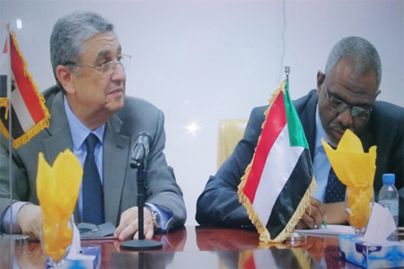وزير الكهرباء السوداني معتز موسى ووزير الكهرباء المصري محمد شاكر