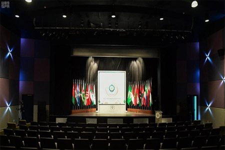 أحد المراكز الإعلامية لتغطية أعمال القمة العربية الـ29 بالظهران