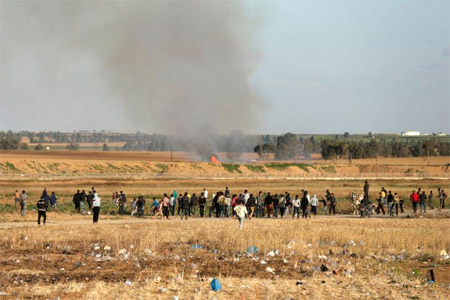 مشهد للتظاهرات التي تواصلت الاحد شرق خانيونس حيث اصيب خمسة مواطنين برصاص الاحتلال