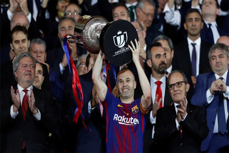 إنييستا حاملاً كأس ملك إسبانيا