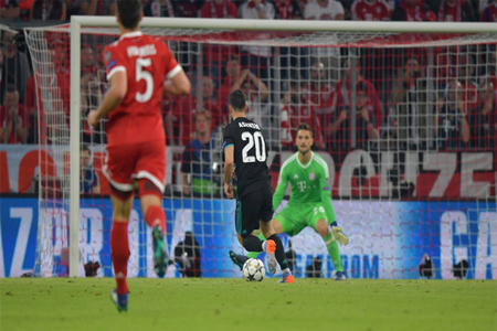 أسينسيو مسجلاً الهدف الثاني في مرمى بايرن