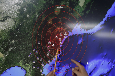 Administrator of Korea Meteorological Administration (L) points at epicenter of seismic waves from apparent North Korean hydrogen bomb test, January 6, 2016