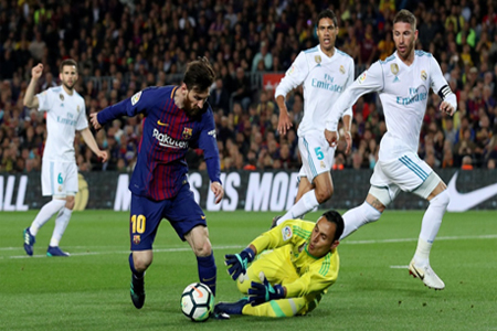 ميسي محاولاً تجاوز كيلور نافاس