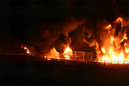 النيران تلتهم انابيب الغاز في معبر كرم ابو سالم