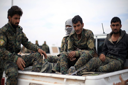 عناصر من قوات سوريا الديمقراطية في دير الزور