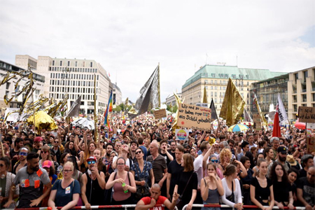 متظاهرون يحتجون على مظاهرة نظمها حزب البديل الالماني اليمني المتطرف في برلين