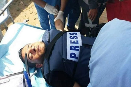 الصحفي فرحان ابو حدايد عقب اصابته بعيار ناري خلال تغطيته مسيرة العودة شرق رفح