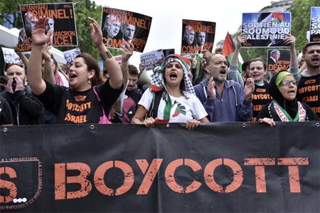 صورة من تظاهرة رافضة لزيارة نتنياهو لفرنسا، باعتباره مجرم حرب.