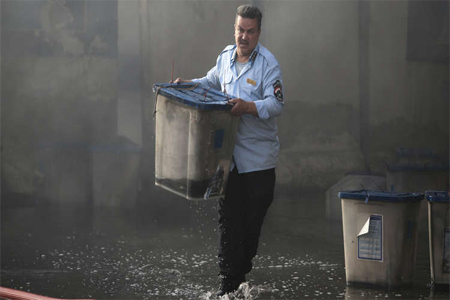 موظف يخرج صندوق اقتراع من مخازن المفوضية الانتخابية في بغداد