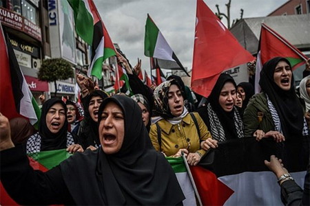 Protesters wave Turkish and Palestinian flags as they shout slogans against Israel and USA during a demonstration in Istanbul on May 11, 2018, against US President Donald Trum's policy to recognize Jerusalem as Israel's capital and move the a US embassy to the city. (AFP PHOTO / OZAN KOSE)
