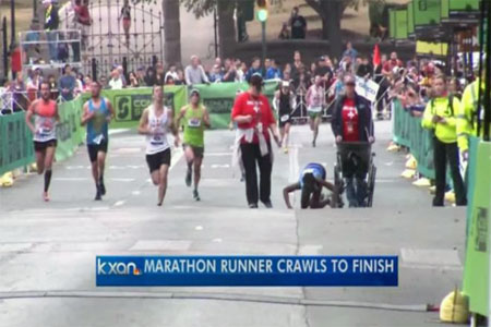 أصرت على الزحف 400 متر ورفضت الاستعانة بكرسي متحرك